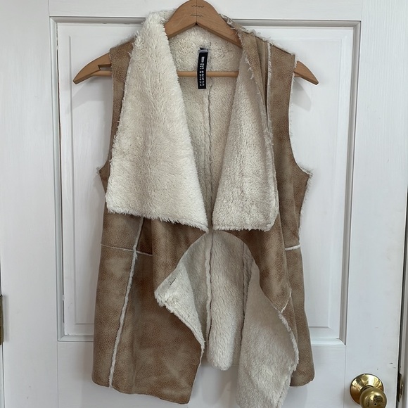 Design Labs || Lord & Taylor Faux Suede & Faux Sherpa Lining Vest; Size XS - Picture 15 of 15